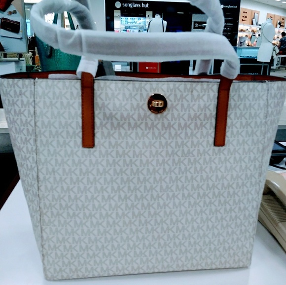 Michael Kors - Picture 1 of 4